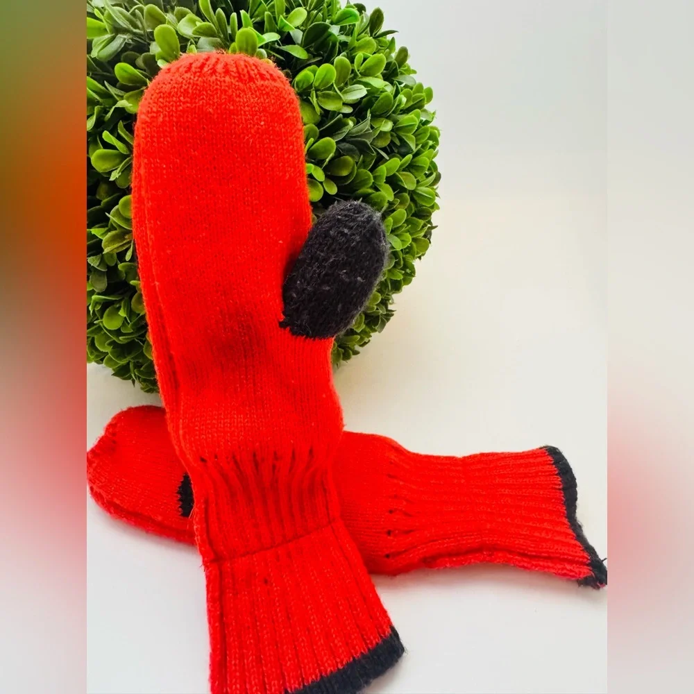 Baby Gap Disney Red and Black Mickey Mouse Mittens M/L